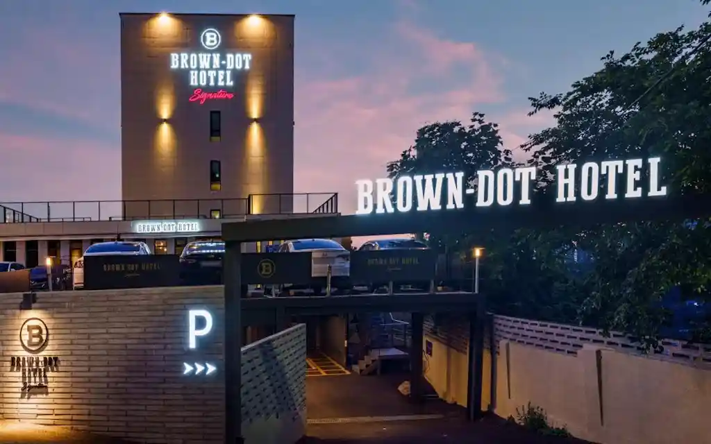 BROWN DOT HOTEL シグネチャー_done
